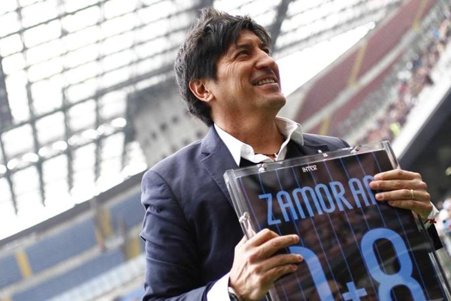 Ivan Zamorano, attaccante cileno, con la sua maglia numero 18: all&#39;Inter dal 1996 al 2001, ha vinto la Coppa Uefa 1997-98. LaPresse